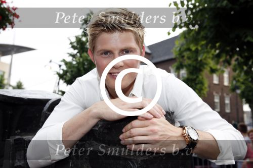 Uden 18 juni 2013
Tros Muziek feest op de markt in Uden. Tim Douwsma met Kyboe horloge
Peter Smulders bv