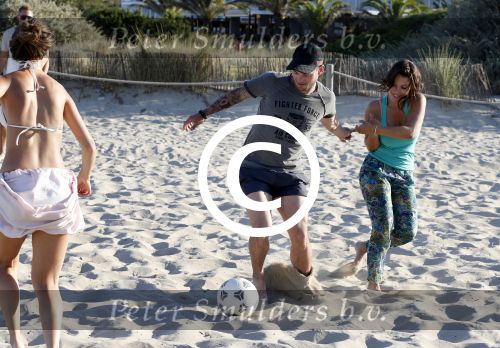 ibiza 14 juni 2013
Wesley en Rodney Sneijder aan het voetballen met Xelly en Rebecca Cabu v Kasbergen Gokhan Saki Reduan Diba en andere vrienden op het strand van Coco Beach.
Peter Smulders bv