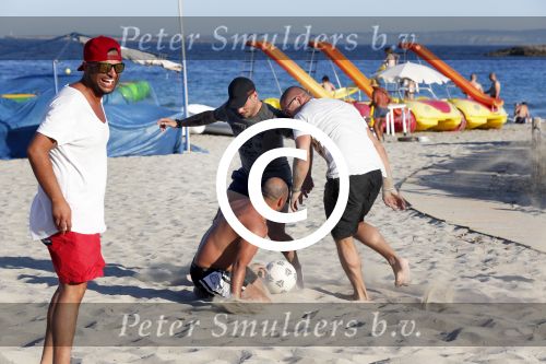 ibiza 14 juni 2013
Wesley en Rodney Sneijder aan het voetballen met Xelly en Rebecca Cabu v Kasbergen Gokhan Saki Reduan Diba en andere vrienden op het strand van Coco Beach.
Peter Smulders bv