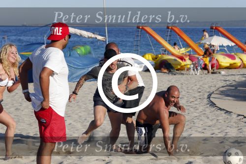 ibiza 14 juni 2013
Wesley en Rodney Sneijder aan het voetballen met Xelly en Rebecca Cabu v Kasbergen Gokhan Saki Reduan Diba en andere vrienden op het strand van Coco Beach.
Peter Smulders bv