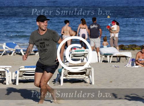 ibiza 14 juni 2013
Wesley en Rodney Sneijder aan het voetballen met Xelly en Rebecca Cabu v Kasbergen Gokhan Saki Reduan Diba en andere vrienden op het strand van Coco Beach.
Peter Smulders bv
