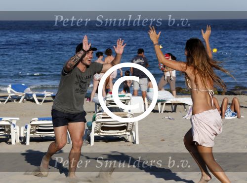 ibiza 14 juni 2013
Wesley en Rodney Sneijder aan het voetballen met Xelly en Rebecca Cabu v Kasbergen Gokhan Saki Reduan Diba en andere vrienden op het strand van Coco Beach.
Peter Smulders bv