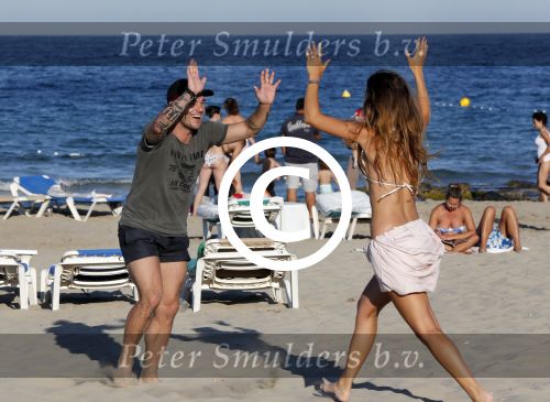 ibiza 14 juni 2013
Wesley en Rodney Sneijder aan het voetballen met Xelly en Rebecca Cabu v Kasbergen Gokhan Saki Reduan Diba en andere vrienden op het strand van Coco Beach.
Peter Smulders bv