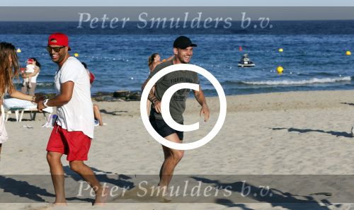 ibiza 14 juni 2013
Wesley en Rodney Sneijder aan het voetballen met Xelly en Rebecca Cabu v Kasbergen Gokhan Saki Reduan Diba en andere vrienden op het strand van Coco Beach.
Peter Smulders bv