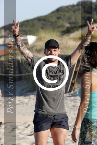 ibiza 14 juni 2013
Wesley en Rodney Sneijder aan het voetballen met Xelly en Rebecca Cabu v Kasbergen Gokhan Saki Reduan Diba en andere vrienden op het strand van Coco Beach.
Peter Smulders bv