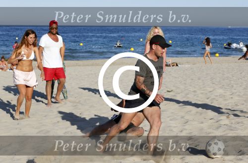 ibiza 14 juni 2013
Wesley en Rodney Sneijder aan het voetballen met Xelly en Rebecca Cabu v Kasbergen Gokhan Saki Reduan Diba en andere vrienden op het strand van Coco Beach.
Peter Smulders bv