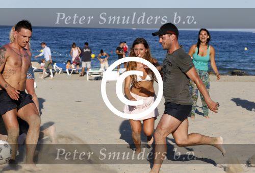ibiza 14 juni 2013
Wesley en Rodney Sneijder aan het voetballen met Xelly en Rebecca Cabu v Kasbergen Gokhan Saki Reduan Diba en andere vrienden op het strand van Coco Beach.
Peter Smulders bv