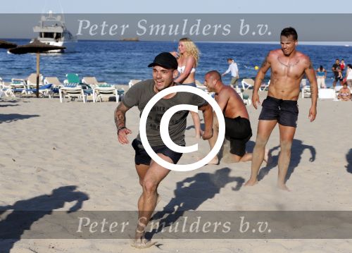 ibiza 14 juni 2013
Wesley en Rodney Sneijder aan het voetballen met Xelly en Rebecca Cabu v Kasbergen Gokhan Saki Reduan Diba en andere vrienden op het strand van Coco Beach.
Peter Smulders bv