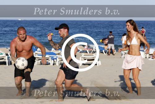 ibiza 14 juni 2013
Wesley en Rodney Sneijder aan het voetballen met Xelly en Rebecca Cabu v Kasbergen Gokhan Saki Reduan Diba en andere vrienden op het strand van Coco Beach.
Peter Smulders bv
