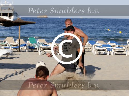 ibiza 14 juni 2013
Wesley en Rodney Sneijder aan het voetballen met Xelly en Rebecca Cabu v Kasbergen Gokhan Saki Reduan Diba en andere vrienden op het strand van Coco Beach.
Peter Smulders bv