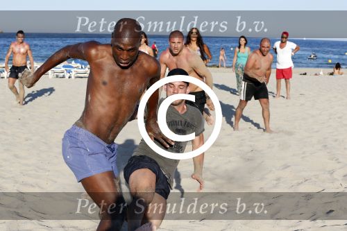 ibiza 14 juni 2013
Wesley en Rodney Sneijder aan het voetballen met Xelly en Rebecca Cabu v Kasbergen Gokhan Saki Reduan Diba en andere vrienden op het strand van Coco Beach.
Peter Smulders bv