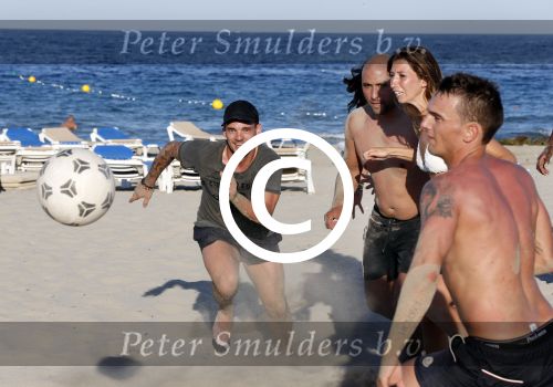 ibiza 14 juni 2013
Wesley en Rodney Sneijder aan het voetballen met Xelly en Rebecca Cabu v Kasbergen Gokhan Saki Reduan Diba en andere vrienden op het strand van Coco Beach.
Peter Smulders bv