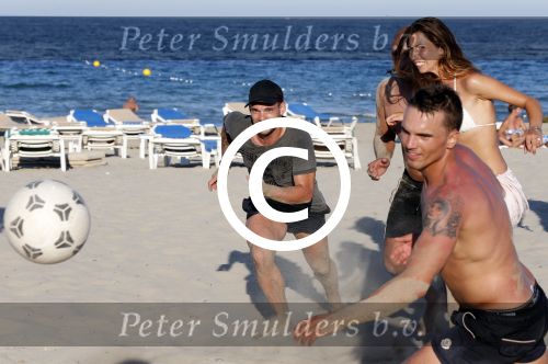 ibiza 14 juni 2013
Wesley en Rodney Sneijder aan het voetballen met Xelly en Rebecca Cabu v Kasbergen Gokhan Saki Reduan Diba en andere vrienden op het strand van Coco Beach.
Peter Smulders bv