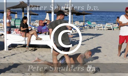 ibiza 14 juni 2013
Wesley en Rodney Sneijder aan het voetballen met Xelly en Rebecca Cabu v Kasbergen Gokhan Saki Reduan Diba en andere vrienden op het strand van Coco Beach.
Peter Smulders bv