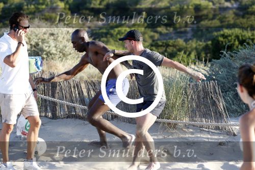 ibiza 14 juni 2013
Wesley en Rodney Sneijder aan het voetballen met Xelly en Rebecca Cabu v Kasbergen Gokhan Saki Reduan Diba en andere vrienden op het strand van Coco Beach.
Peter Smulders bv
