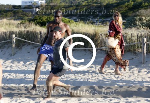 ibiza 14 juni 2013
Wesley en Rodney Sneijder aan het voetballen met Xelly en Rebecca Cabu v Kasbergen Gokhan Saki Reduan Diba en andere vrienden op het strand van Coco Beach.
Peter Smulders bv