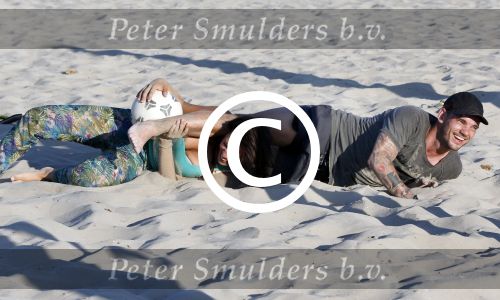 ibiza 14 juni 2013
Wesley en Rodney Sneijder aan het voetballen met Xelly en Rebecca Cabu v Kasbergen Gokhan Saki Reduan Diba en andere vrienden op het strand van Coco Beach.
Peter Smulders bv