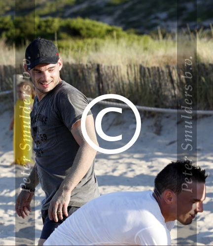 ibiza 14 juni 2013
Wesley en Rodney Sneijder aan het voetballen met Xelly en Rebecca Cabu v Kasbergen Gokhan Saki Reduan Diba en andere vrienden op het strand van Coco Beach.
Peter Smulders bv