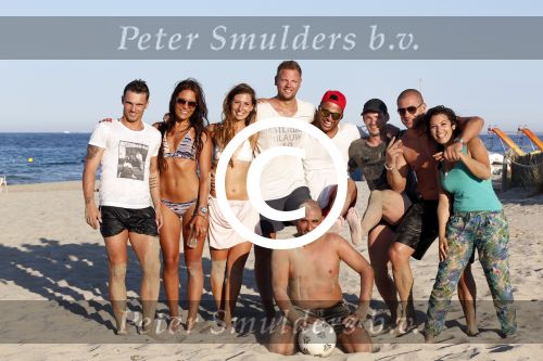 ibiza 14 juni 2013
Wesley en Rodney Sneijder aan het voetballen met Xelly en Rebecca Cabu v Kasbergen Gokhan Saki Reduan Diba en andere vrienden op het strand van Coco Beach.
Peter Smulders bv