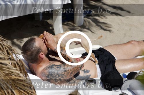 ibiza 15 juni 2013
Wesley Sneijder en Yolanthe Sneijder Cabau met Rodney Reduan en Jalal Diba en vrienden bij tropicana beach.
Peter Smulders bv