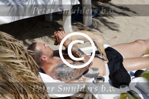 ibiza 15 juni 2013
Wesley Sneijder en Yolanthe Sneijder Cabau met Rodney Reduan en Jalal Diba en vrienden bij tropicana beach.
Peter Smulders bv