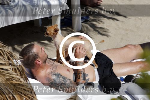 ibiza 15 juni 2013
Wesley Sneijder en Yolanthe Sneijder Cabau met Rodney Reduan en Jalal Diba en vrienden bij tropicana beach.
Peter Smulders bv