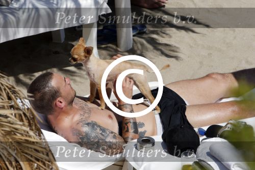 ibiza 15 juni 2013
Wesley Sneijder en Yolanthe Sneijder Cabau met Rodney Reduan en Jalal Diba en vrienden bij tropicana beach.
Peter Smulders bv