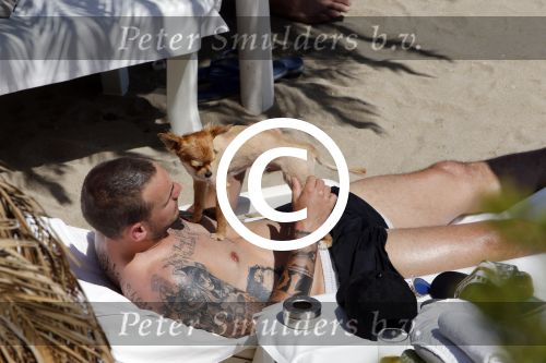 ibiza 15 juni 2013
Wesley Sneijder en Yolanthe Sneijder Cabau met Rodney Reduan en Jalal Diba en vrienden bij tropicana beach.
Peter Smulders bv