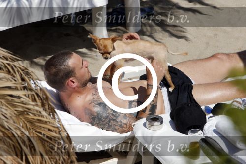 ibiza 15 juni 2013
Wesley Sneijder en Yolanthe Sneijder Cabau met Rodney Reduan en Jalal Diba en vrienden bij tropicana beach.
Peter Smulders bv