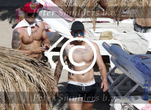 ibiza 15 juni 2013
Wesley Sneijder en Yolanthe Sneijder Cabau met Rodney Reduan en Jalal Diba en vrienden bij tropicana beach.
Peter Smulders bv