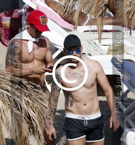 ibiza 15 juni 2013
Wesley Sneijder en Yolanthe Sneijder Cabau met Rodney Reduan en Jalal Diba en vrienden bij tropicana beach.
Peter Smulders bv