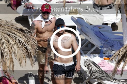 ibiza 15 juni 2013
Wesley Sneijder en Yolanthe Sneijder Cabau met Rodney Reduan en Jalal Diba en vrienden bij tropicana beach.
Peter Smulders bv