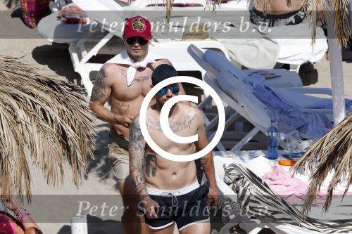ibiza 15 juni 2013
Wesley Sneijder en Yolanthe Sneijder Cabau met Rodney Reduan en Jalal Diba en vrienden bij tropicana beach.
Peter Smulders bv