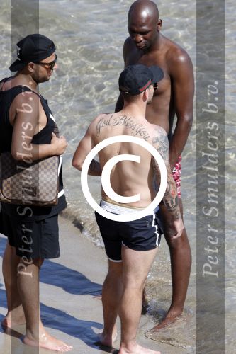 ibiza 15 juni 2013
Wesley Sneijder en Yolanthe Sneijder Cabau met Rodney Reduan en Jalal Diba en vrienden bij tropicana beach.
Peter Smulders bv