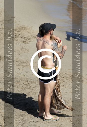 ibiza 15 juni 2013
Wesley Sneijder en Yolanthe Sneijder Cabau met Rodney Reduan en Jalal Diba en vrienden bij tropicana beach.
Peter Smulders bv