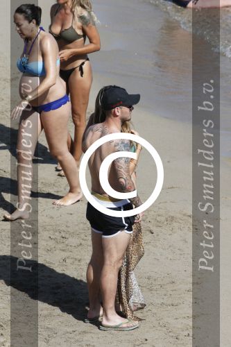 ibiza 15 juni 2013
Wesley Sneijder en Yolanthe Sneijder Cabau met Rodney Reduan en Jalal Diba en vrienden bij tropicana beach.
Peter Smulders bv