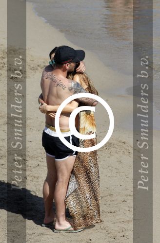 ibiza 15 juni 2013
Wesley Sneijder en Yolanthe Sneijder Cabau met Rodney Reduan en Jalal Diba en vrienden bij tropicana beach.
Peter Smulders bv