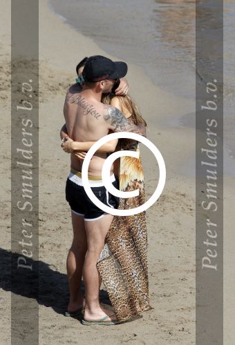ibiza 15 juni 2013
Wesley Sneijder en Yolanthe Sneijder Cabau met Rodney Reduan en Jalal Diba en vrienden bij tropicana beach.
Peter Smulders bv