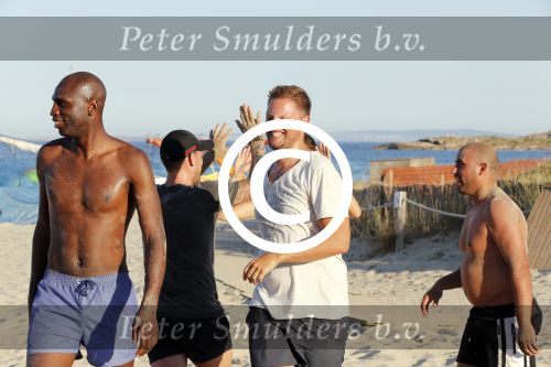 ibiza 14 juni 2013
Wesley en Rodney Sneijder aan het voetballen met Xelly en Rebecca Cabu v Kasbergen Gokhan Saki Reduan Diba en andere vrienden op het strand van Coco Beach.
Peter Smulders bv