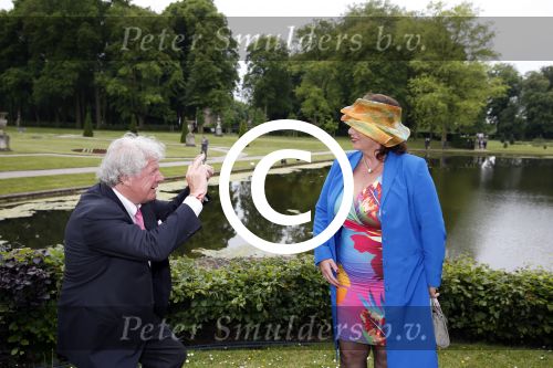 Haarzuilens 12 juni 2013
Haringparty op kasteel de Haar in Haarzuilens. Willibrord Frequin met vriendin
Peter Smulders bv