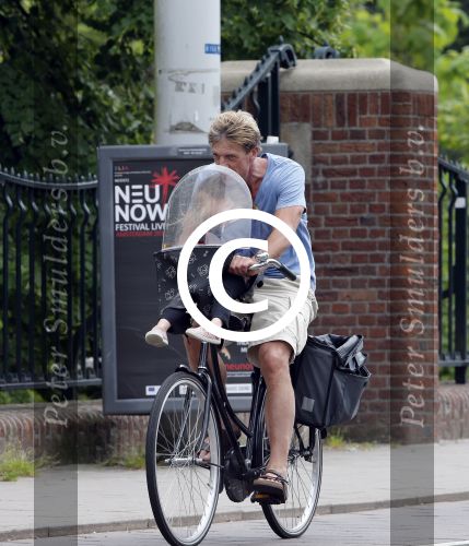 Amsterdam 19 juni 2013
Wim Kieft koopt samen met zijn dochter een krantje.
Peter Smulders bv