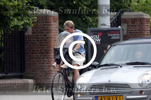 Amsterdam 19 juni 2013
Wim Kieft koopt samen met zijn dochter een krantje.
Peter Smulders bv