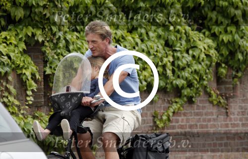 Amsterdam 19 juni 2013
Wim Kieft koopt samen met zijn dochter een krantje.
Peter Smulders bv