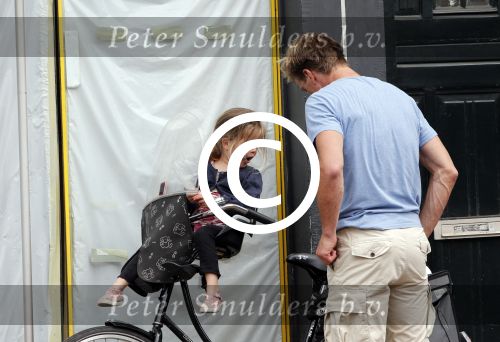 Amsterdam 19 juni 2013
Wim Kieft koopt samen met zijn dochter een krantje.
Peter Smulders bv