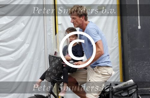 Amsterdam 19 juni 2013
Wim Kieft koopt samen met zijn dochter een krantje.
Peter Smulders bv