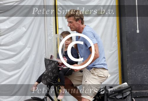 Amsterdam 19 juni 2013
Wim Kieft koopt samen met zijn dochter een krantje.
Peter Smulders bv