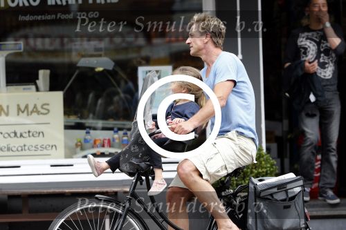 Amsterdam 19 juni 2013
Wim Kieft koopt samen met zijn dochter een krantje.
Peter Smulders bv