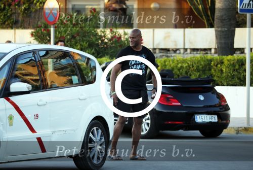 ibiza 15 juni 2013
Winston Bogarde met een kennis op ibiza.
Peter Smulders bv