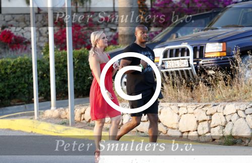 ibiza 15 juni 2013
Winston Bogarde met een kennis op ibiza.
Peter Smulders bv