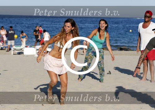 ibiza 14 juni 2013
Wesley en Rodney Sneijder aan het voetballen met Xelly en Rebecca Cabu v Kasbergen Gokhan Saki Reduan Diba en andere vrienden op het strand van Coco Beach.
Peter Smulders bv